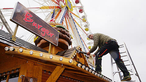 Noch einmal Hand anlegen vor dem Start: Am Freitag startet das Frühlingsfest auf der Theresienwiese.