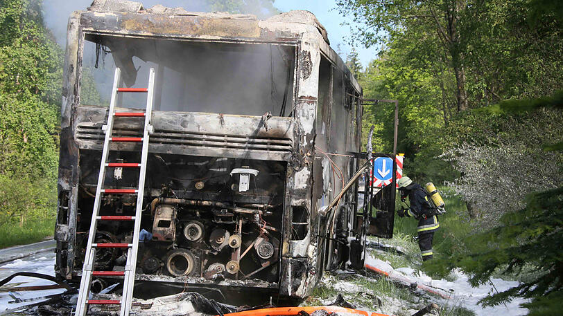 Der Bus ist völlig ausgebrannt - verletzt wurde glücklicherweise niemand.