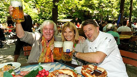 Ein hoch auf die Gemütlichkeit! Gerd Käfer in seinem Lieblings-Biergarten mit den Augustiner-Keller-Wirten Christian (r.) und Petra Vogler.
