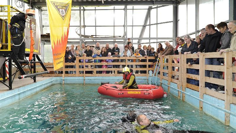 ... demonstrierten Feuerwehrler den Besuchern ... ... demonstrierten Feuerwehrler den Besuchern ...