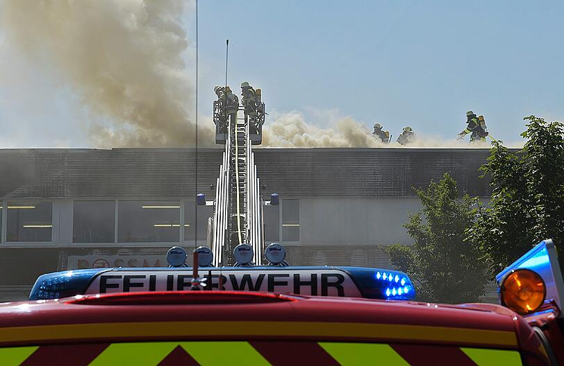 In Aubing löste der Brand auf einem Flachdach einen Großeinsatz aus. Die Bilder.