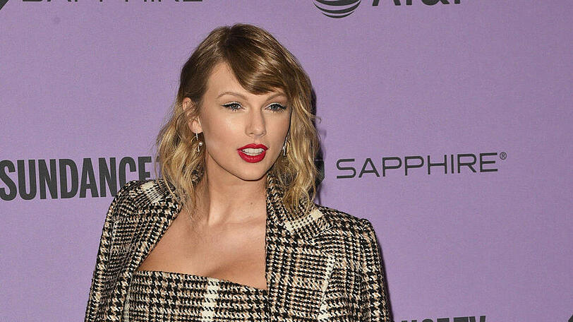 Laut diverser Falschmeldungen soll Sängerin Taylor Swift bereits 2009 und 2012 verstorben sein - was natürlich nicht stimmte.