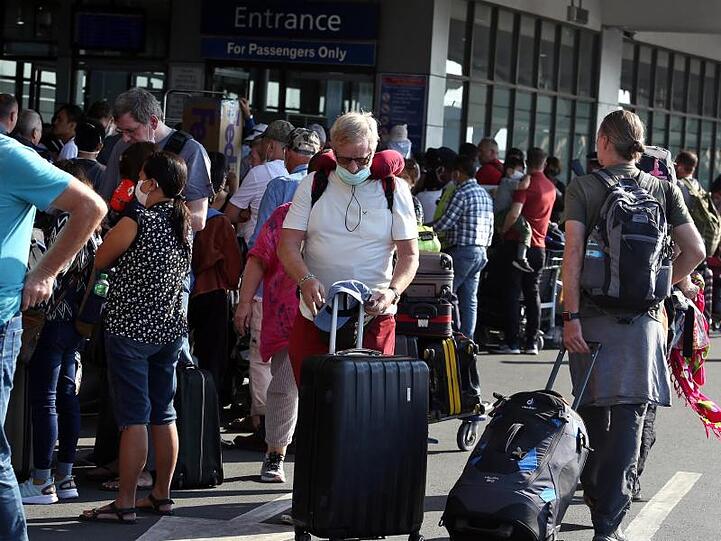 Deutsche Touristen am internationalen Flughafen Ninoy Aquino in Manila auf den Philippinen.