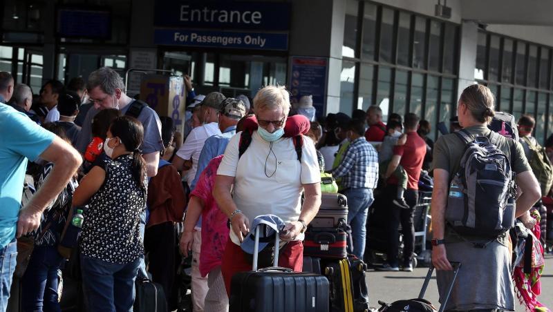 Deutsche Touristen am internationalen Flughafen Ninoy Aquino in Manila auf den Philippinen. Deutsche Touristen am internationalen Flughafen Ninoy Aquino in Manila auf den Philippinen.