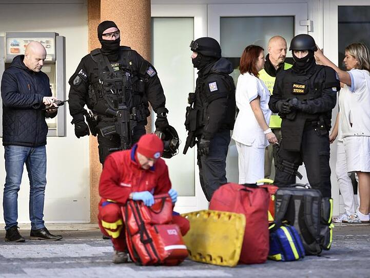 Die Polizei sichert mit einem Großaufgebot das Krankenhausgelände.