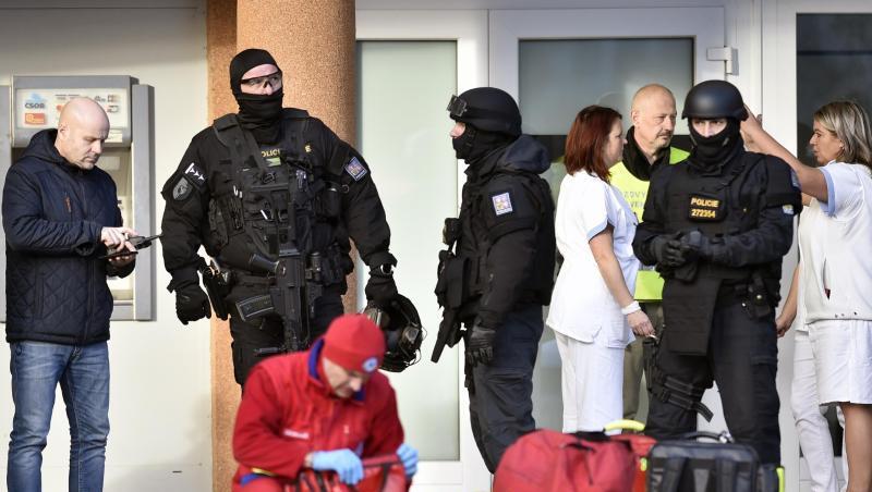 Die Polizei sichert mit einem Großaufgebot das Krankenhausgelände. Die Polizei sichert mit einem Großaufgebot das Krankenhausgelände.