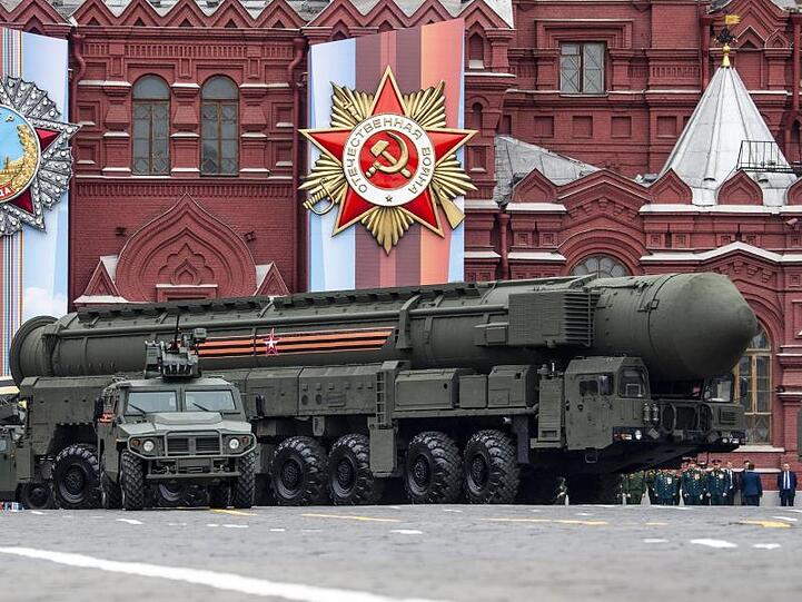 Ein "Topol-M"-Militärfahrzeug mit Rakete fährt bei der Parade zur Erinnerung an das Ende des Zweiten Weltkrieges vor 74 Jahren über den Roten Platz.