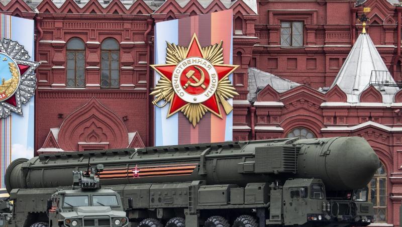 Ein "Topol-M"-Militärfahrzeug mit Rakete fährt bei der Parade zur Erinnerung an das Ende des Zweiten Weltkrieges vor 74 Jahren über den Roten Platz. Ein "Topol-M"-Militärfahrzeug mit Rakete fährt bei der Parade zur Erinnerung an das Ende des Zweiten Weltkrieges vor 74 Jahren über den Roten Platz.