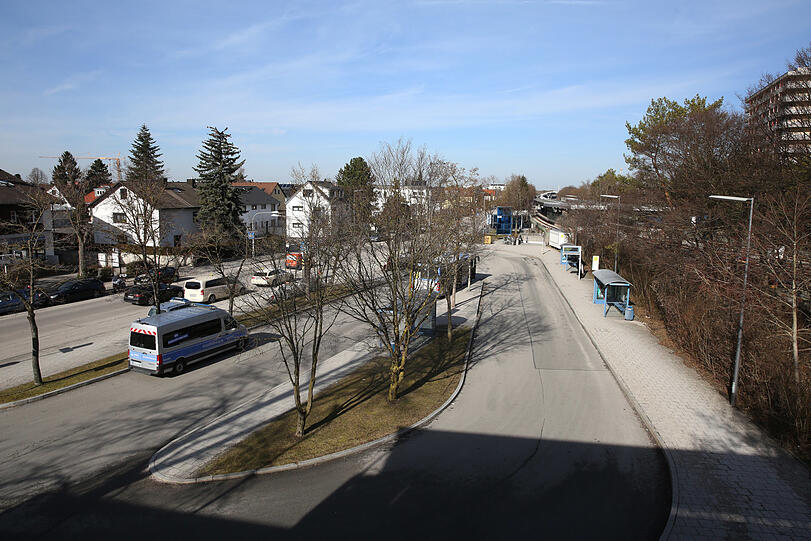 Noch ist an der U-Bahnstation Kieferngarten ein Busbahnhof, genau hier soll die Tram-Wendeschleife hin - vor die Fenster der Siedlung (links).
