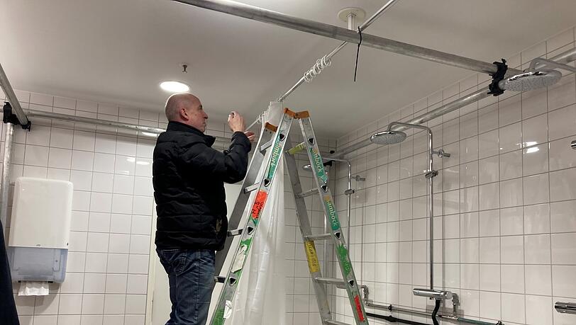 Zusätzliche Duschen: ein Handwerker in Aktion. Zusätzliche Duschen: ein Handwerker in Aktion.