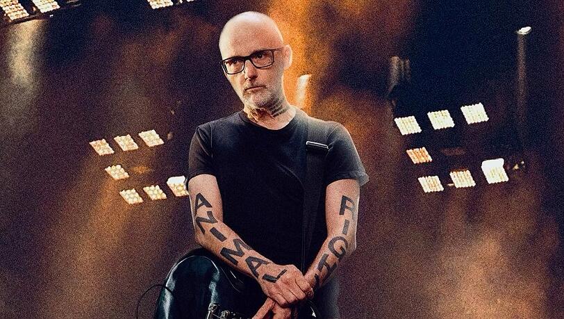 Moby kehrt auf die Bühne zurück.
