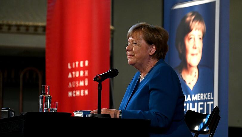 An der Ludwig-Maximilians-Universität München liest Altkanzlerin Angela Merkel (CDU) aus ihrer Autobiografie "Freiheit". In dem ausverkauften Saal haben normalerweise rund 700 Studenten Platz.