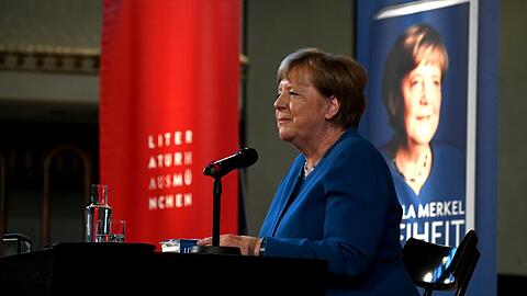 An der Ludwig-Maximilians-Universität München liest Altkanzlerin Angela Merkel (CDU) aus ihrer Autobiografie "Freiheit". In dem ausverkauften Saal haben normalerweise rund 700 Studenten Platz.