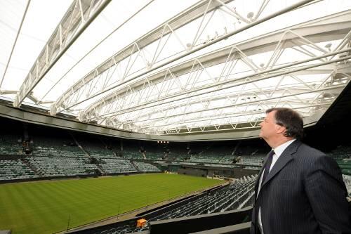 Ian Ritchie, der Chef des All England Clubs betrachtet das neue Glasdach des Centre Court in Wimbledon.