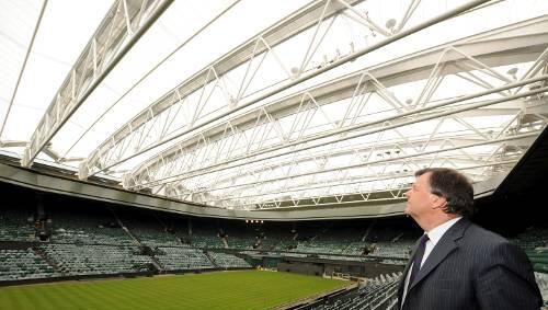 Ian Ritchie, der Chef des All England Clubs betrachtet das neue Glasdach des Centre Court in Wimbledon. Ian Ritchie, der Chef des All England Clubs betrachtet das neue Glasdach des Centre Court in Wimbledon.