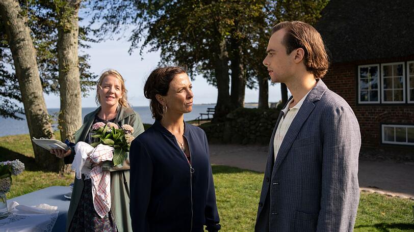 Ina Behrendsen (Julia Brendler, Mitte) ist seit Neuestem Vorstandsvorsitzende des Heimatvereins Sylt. Schon bei ihrer Vorstellung wird sie Zeugin einer Auseinandersetzung, in die Sören Stippke (Tom Gronau) involviert ist. Er ist mit Meike Winters (Katrin Wichmann) Tochter Helena liiert. Ina Behrendsen (Julia Brendler, Mitte) ist seit Neuestem Vorstandsvorsitzende des Heimatvereins Sylt. Schon bei ihrer Vorstellung wird sie Zeugin einer Auseinandersetzung, in die Sören Stippke (Tom Gronau) involviert ist. Er ist mit Meike Winters (Katrin Wichmann) Tochter Helena liiert.