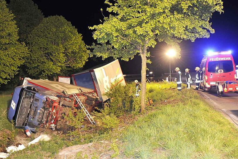 Lkw-Fahrer schläft am Steuer ein: Der Lastzug brettert ungebremst über eine Verkehrsinsel und landet schließlich im Graben.