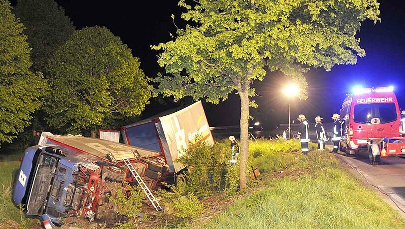 Lkw-Fahrer schläft am Steuer ein: Der Lastzug brettert ungebremst über eine Verkehrsinsel und landet schließlich im Graben. Lkw-Fahrer schläft am Steuer ein: Der Lastzug brettert ungebremst über eine Verkehrsinsel und landet schließlich im Graben.