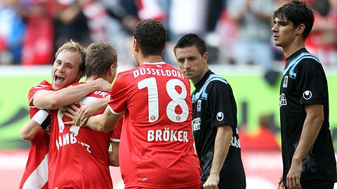Fortuna Düsseldorf jubelt - die Löwen Rukavina und Schindler müssen zusehen.