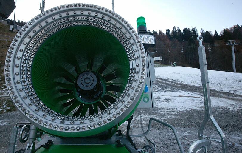 Bei den niedrigen Temparaturen können auch die größten Schneekanonen...