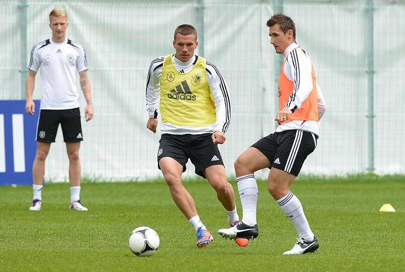 Konzentration in Danzig: Beim Training der Nationalelf zwei Tage vor dem EM-Auftaktspiel stehen mit Lahm und Khedira wieder alle 23 Spieler auf dem Platz.