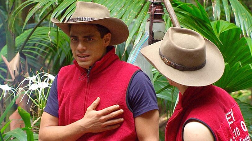 Im Camp ernennt Joey Heindle (r.) derweil Silva Gonzalez zum neuen Teamchef. Alle Infos zu &bdquo;Ich bin ein Star - Holt mich hier raus!&ldquo; im Special bei RTL.de