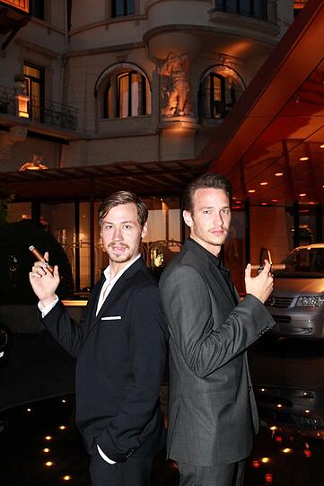 Scheinbar gar nicht so schlecht: David Kross und Vladimir Burlakov genießen ihren ersten Tag mit Golf und Zigarren.