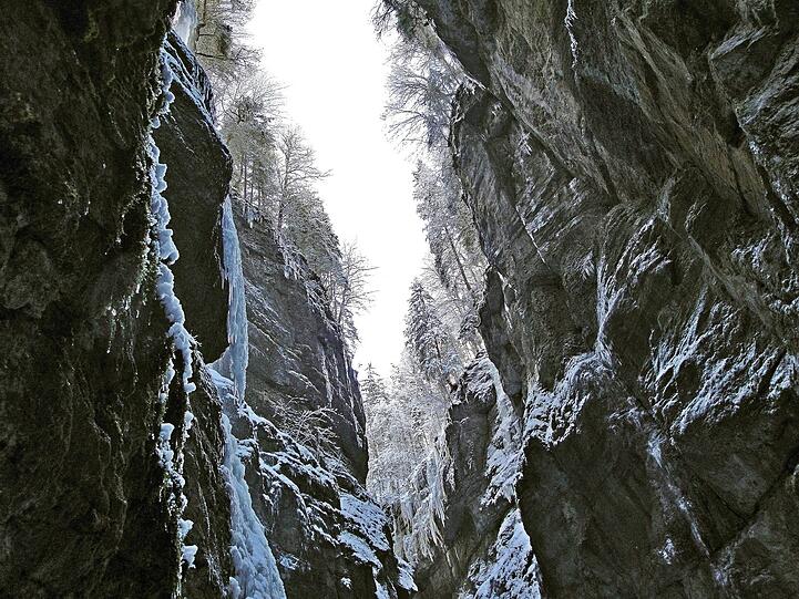 Auf dem Weg durch die Partnachklamm bietet auch der Blick nach oben einzigartige Fotomotive