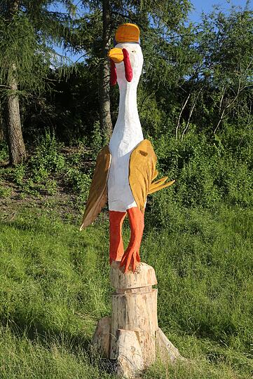 Die Demonstration der Tiere vom österreichischen Installationskünstler Ludwig Frank und dem japanischen Holzbildhauer Mukai Katsumi ist eine sechs Meter hohe Formation aus Stelen als Symbole für die Tiere, die mit Protestschildern ihre Rechte einfordern. Huhn, Schwein, Rind und ihre Genossen klagen an und fordern die Menschen dazu auf, sich für eine artgerechte Tierhaltung stark zu machen.