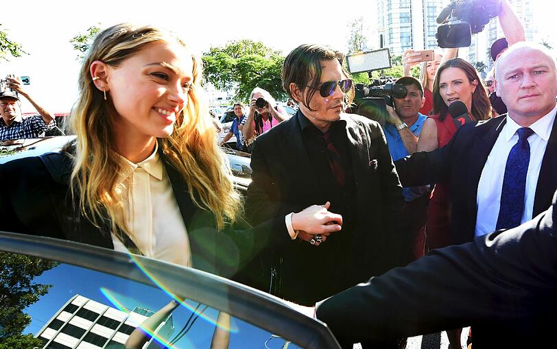 Amber Heard und ihr Mann Johnny Depp verlassen das Gerichtsgebäude im australischen Southport.