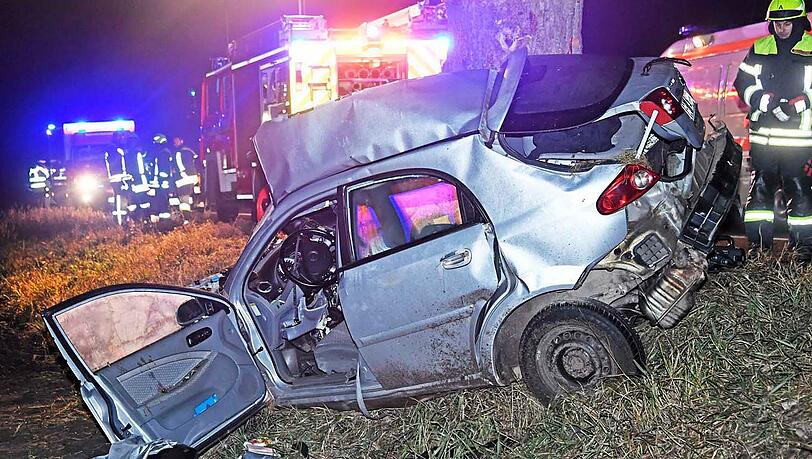Der Mann kam von der Straße ab und krachte mit seinem Auto gegen einen Baum - er starb noch am Unfallort. Der Mann kam von der Straße ab und krachte mit seinem Auto gegen einen Baum - er starb noch am Unfallort.