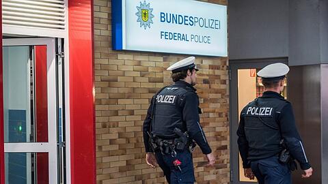 Wie die Bundespolizei mitteilte, waren einem Passanten am S-Bahnhaltepunkt zwei bewusstlose Personen aufgefallen. (Symbolbild)