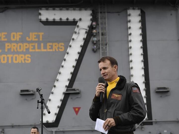 Corona-Ausbruch an Bord der "USS Theodore Roosevelt": Kapitän Brett Crozier hatte in einem Brief Hilfe der Militärführung gefordert.