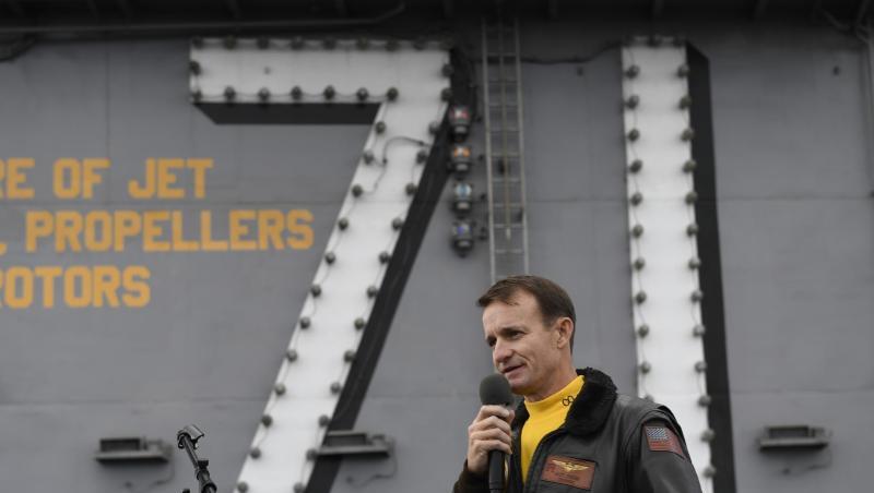 Corona-Ausbruch an Bord der "USS Theodore Roosevelt": Kapitän Brett Crozier hatte in einem Brief Hilfe der Militärführung gefordert. Corona-Ausbruch an Bord der "USS Theodore Roosevelt": Kapitän Brett Crozier hatte in einem Brief Hilfe der Militärführung gefordert.