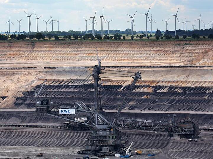 Eine Braunkohlebagger steht im Tagebau Garzweiler. Klima-Aktivisten wollen im Rheinischen Revier einen Tagebau oder eine Kohle-Transportbahn blockieren, um die Forderung nach einem sofortigen Kohleausstieg zu unterstreichen.