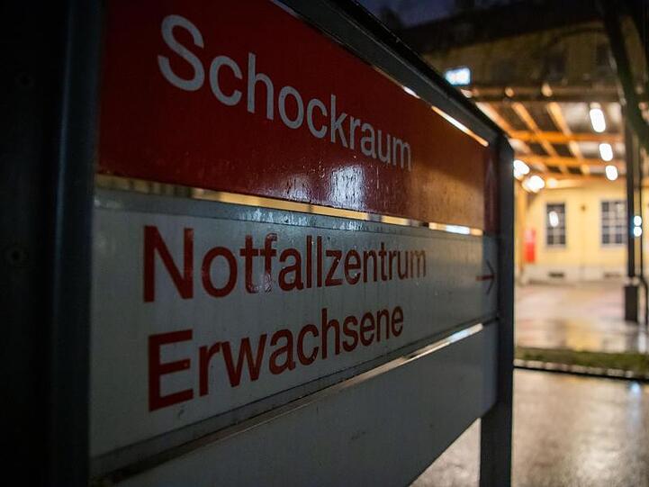 Ein Schild mit der Aufschrift "Notfallzentrum" steht an der Notaufnahme einer Klinik. Foto: Lino Mirgeler/dpa