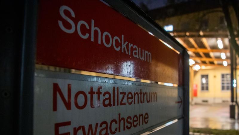 Ein Schild mit der Aufschrift "Notfallzentrum" steht an der Notaufnahme einer Klinik. Foto: Lino Mirgeler/dpa Ein Schild mit der Aufschrift "Notfallzentrum" steht an der Notaufnahme einer Klinik. Foto: Lino Mirgeler/dpa
