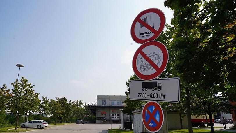Hinten, an Halle 10, haben die Markthallen drei Stromanschlusspunkte angebracht. Bloß: Wie sollen dort Lkw ihre Ladung am Strom kühlen, wo doch parken und Kühlung laufenlassen nicht erlaubt ist? Hinten, an Halle 10, haben die Markthallen drei Stromanschlusspunkte angebracht. Bloß: Wie sollen dort Lkw ihre Ladung am Strom kühlen, wo doch parken und Kühlung laufenlassen nicht erlaubt ist?