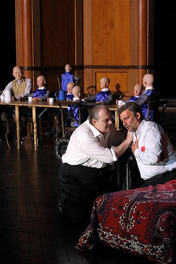 Wolfgang Koch (Kurwenal) mit Jonas Kaufmann im dritten Akt.