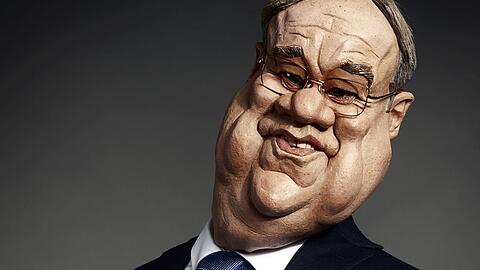 Die Comedyshow "Spitting Image: The Krauts‘ Edition" macht sich über Armin Laschet lustig.