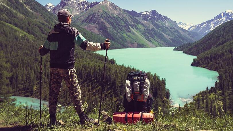 Die richtige Ausstattung darf beim Wandern nicht fehlen.