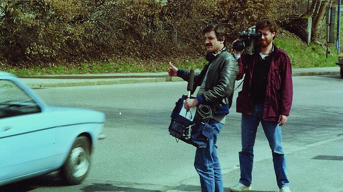Franz X. Gernstl (links) und HP Fischer beim Trampen in Oberstaufen im Allgäu, 1983.
