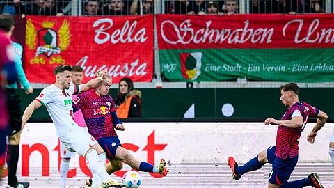 Der Augsburger Ermedin Demirovic (l) trifft zum 2:2.