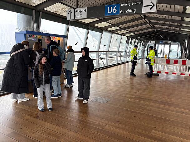 Fahrgäste stehen am Ticketautomaten, weiter hinten stehen Mitarbeiter der MVG, die den Übungsbereich im Bahnhof Fröttmaning absperren. Fahrgäste stehen am Ticketautomaten, weiter hinten stehen Mitarbeiter der MVG, die den Übungsbereich im Bahnhof Fröttmaning absperren.