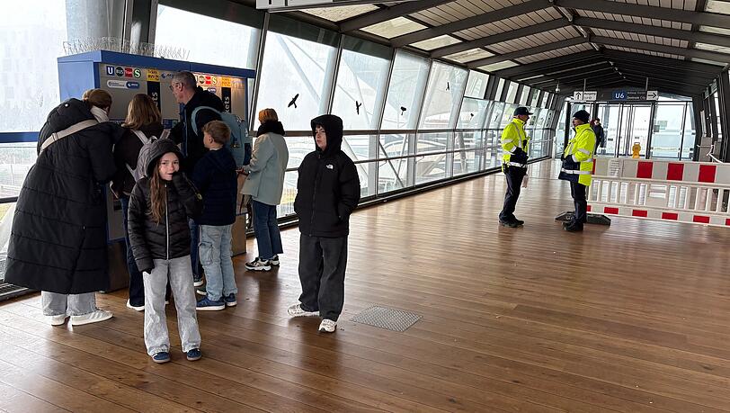 Fahrgäste stehen am Ticketautomaten, weiter hinten stehen Mitarbeiter der MVG, die den Übungsbereich im Bahnhof Fröttmaning absperren. Fahrgäste stehen am Ticketautomaten, weiter hinten stehen Mitarbeiter der MVG, die den Übungsbereich im Bahnhof Fröttmaning absperren.