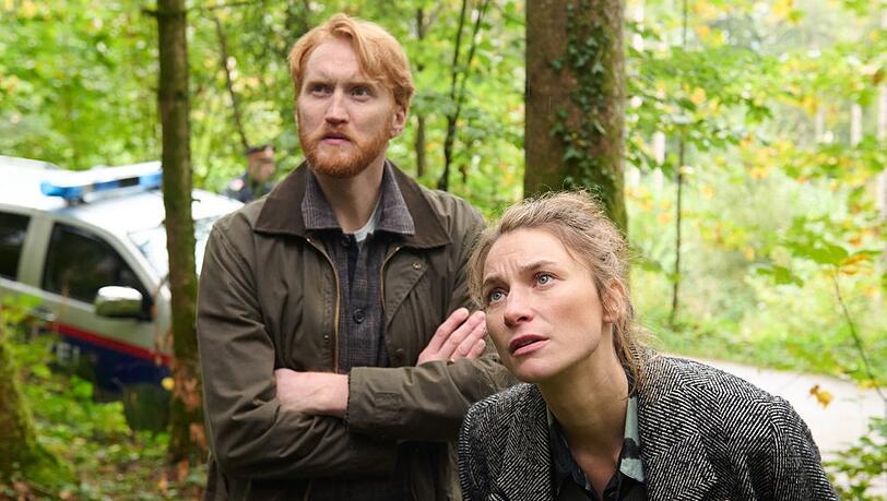 "Der Salzburg-Krimi: Tod am Wolfgangsee": Hauptkommissarin Anna Gr&uuml;nwald (Lisa Sch&uuml;tzenberger, r.) und ihr Kollege Kevin Ganslinger (Franz Josef Danner) sehen sich die Leiche des zweiten Opfers an.