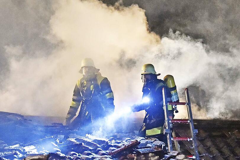 Der Holzschuppen stand komplett in Flammen. Die Bilder vom Einsatz!