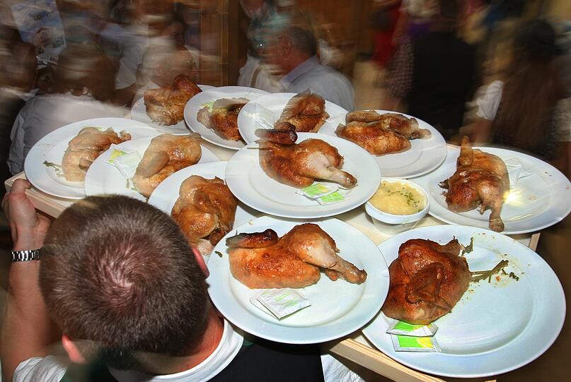 Grillhendl pro 100 Gramm: 130 bis 200 Kilokalorien, je nachdem, ob man es mit oder ohne Haut verzehrt. Ein halbes Hendl wiegt zwischen 500 und 600 Gramm, da sind aber auch Haut und Knochen dabei.