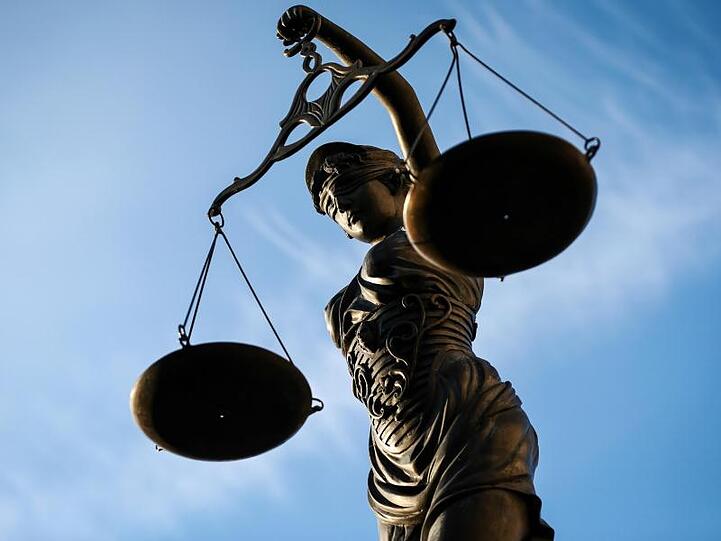 Eine Statue der Justitia hält eine Waage in der Hand. Foto: picture alliance / David Ebener/dpa/Symbolbild