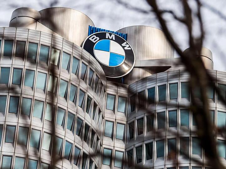 Das Logo von BMW ist auf dem Dach der Firmenzentrale in München zu sehen. Foto: Lino Mirgeler/Archiv